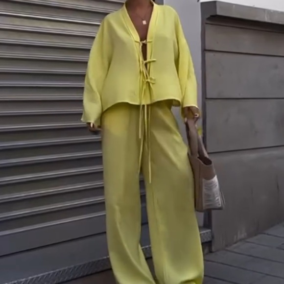 Linen Set - Picture 2 of 2